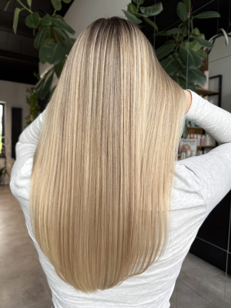 Blond z zachowaniem zdrowych i lśniących włosów