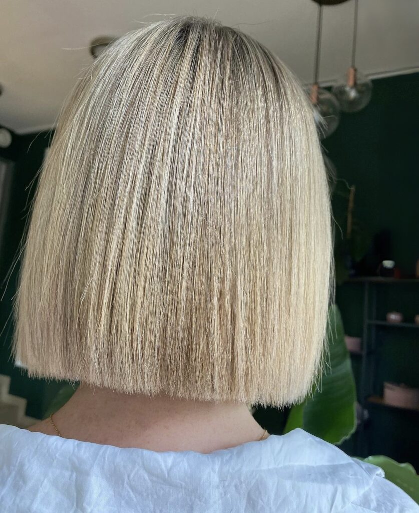 Metamorfoza włosów z ciemnego koloru na chłodny blond